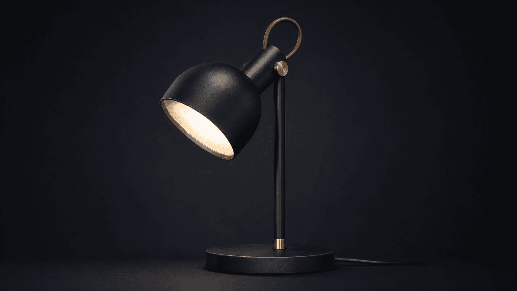 Noir Edge desk lamp in matte black and brushed brass